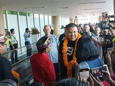 Penyambutan penumpang pesawat jumbo Emirates di Terminal Kedatangan Bandara Internasional Bandara I Gusti Ngurah Rai, Bali, Kamis (1/6/2023). (Triwidiyanti/detikBali)