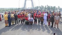 Pemilihan Jembatan Emas sebagai lokasi pembentangan bendera adalah sebagai simbolisasi upaya pemerintah setempat menggelorakan sektor pariwisata di Bangka Belitung. (Foto: Diskominfo Bangka Belitung)
