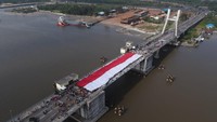 Upacara dalam rangka Hari Lahir Pancasila yang digelar Bangka Belitung kali ini tampak istimewa. Bendera raksasa sebesar 78 x 23 meter dibentangkan di Jembatan Emas, Kota Pangkalpinang, yang merupakan ikon pariwisata. (Foto: Diskominfo Bangka Belitung)