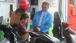 Peringati Hari Lahir Pancasila, Petugas SPBU Pakai Baju Adat Nusantara