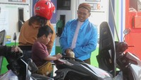 Petugas SPBU mengenakan pakaian adat saat melayani konsumen yang membeli bahan bakar minyak (BBM) di SPBU Beran, Ngawi, Jawa Timur, Kamis (1/6/2023). ANTARA FOTO/ARI BOWO SUCIPTO