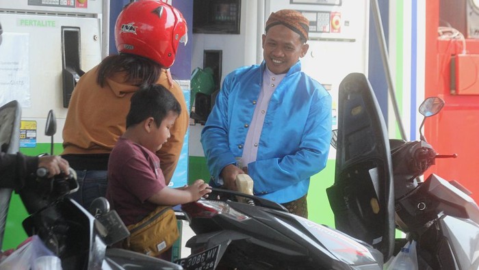 Peringati Hari Lahir Pancasila, Petugas SPBU Layani Konsumen Pakai Baju Adat Petugas berpakaian adat melayani konsumen yang membeli bahan bakar minyak (BBM) di SPBU Beran, Ngawi, Jawa Timur, Kamis (1/6/2023). Seluruh karyawan di SPBU tersebut mengenakan baju adat untuk memperingati hari lahir Pancasila sekaligus mensosialisasikan penggunaan aplikasi My Pertamina untuk pembelian BBM. ANTARA FOTO/Ari Bowo Sucipto/aww.
