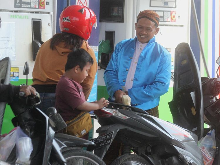 Peringati Hari Lahir Pancasila, Petugas SPBU Pakai Baju Adat Nusantara