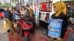 Peringati Hari Lahir Pancasila, Petugas SPBU Pakai Baju Adat Nusantara
