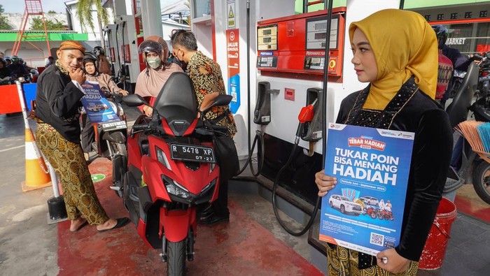 Peringati Hari Lahir Pancasila, Petugas SPBU Layani Konsumen Pakai Baju Adat Petugas SPBU berbaju adat melakukan kampanye pembelian BBM non subsidi menggunakan aplikasi MyPertamina kepada pengendara motor di SPBU Damalang, Cilacap Tengah, Cilacap, Jateng, Kamis (1/6/2023). Pertamina Patra Niaga Regional Jawa Bagian Tengah mengkampanyekan pembelian BBM non subsidi menggunakan aplikasi MyPertamina melalui peluncuran program MyPertamina Tebar Hadiah secara serentak pada 1Juni 2023, yang dibarengi dengan penurunan Bahan Bakar non subsisdi Pertamina. ANTARA FOTO/Idhad Zakaria/aww.