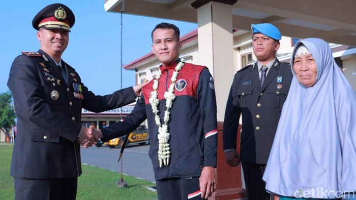 Pesilat asal Klaten, Khoirudin Mustakim bersama Kapolres Klaten AKBP Warsono dan orang tuanya, Jumat (1/6/2023).