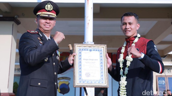 Pesilat asal Klaten, Khoirudin Mustakim, menerima penghargaan dari Kapolres Klaten AKBP Warsono, Kamis (1/6/2023).