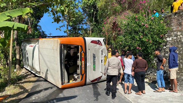 Petugas saat mengevakuasi penumpang bus yang terguling di Jalan Pantai Ngobaran-Nguyahan, Gunungkidul, Kamis (1/6/2023).
