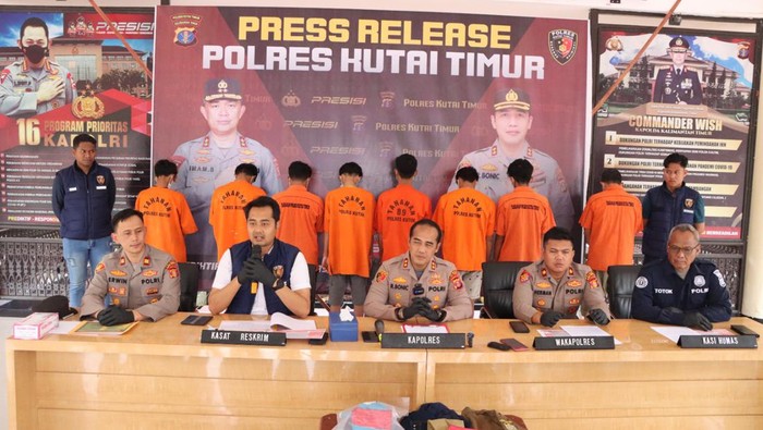 Polres Kutai Timur saat merilis kasus pemerkosaan yang dilakukan 6 pria.