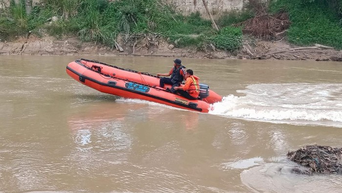 Proses pencarian pria yang tenggelam di Sungai Silau, Asahan