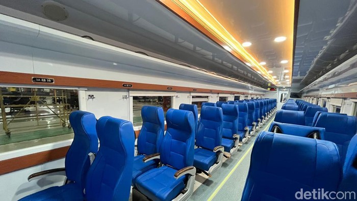 PT KAI memodifikasi gerbong kereta ekonomi nonsubsidi, kursinya tidak lagi tegak. Saat ini, baru empat gerbong yang dimodifikasi.