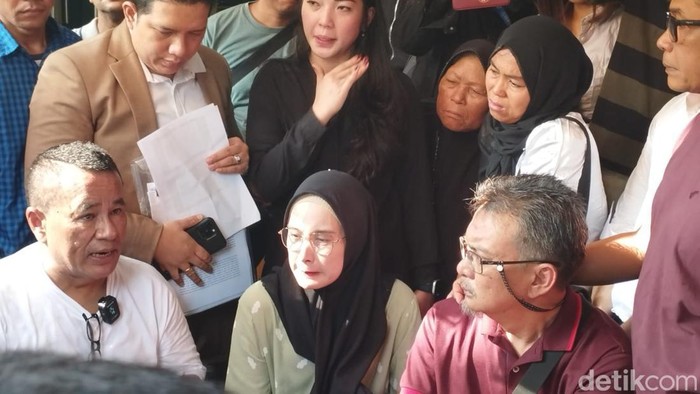 Putri Balqis (tengah), istri korban KDRT jadi tersangka di Depok mengadu ke Hotman Paris