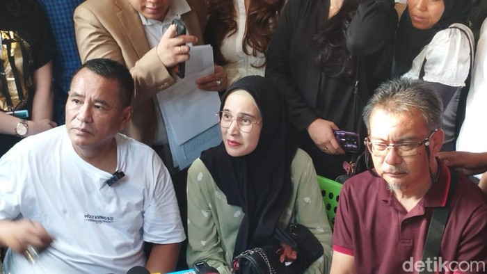 Putri Balqis (tengah), istri korban KDRT jadi tersangka di Depok mengadu ke Hotman Paris