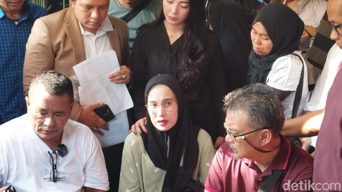 Putri Balqis (tengah), istri korban KDRT jadi tersangka di Depok mengadu ke Hotman Paris