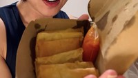 Cibay atau cireng ngambay juga dicoba oleh Rafael Tan. Berupa kulit lumpia yang di dalamnya berisikan adonan cireng. Foto: Instagram @rafaell_16