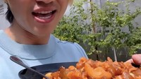 Rafael juga tampak menikmati jajanan aci. Ia diberikan cilor oleh tetangganya, kemudian momen ini diunggahnya ke TikTok. Foto: Instagram @rafaell_16