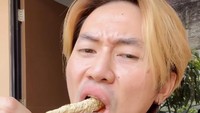 Momen lain Rafael Tan ketika menikmati camilan juga kerap mencuri perhatian. Seperti momen menikmati telur gulung yang videonya juga viral di TikTok. Foto: Instagram @rafaell_16