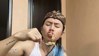 Kini Rafael dikenal sebagai sosok yang berbeda. Bukan lagi keren, melainkan sosok yang lucu dan menghibur. Foto: Instagram @rafaell_16