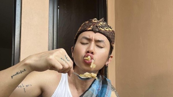 Potret Rafael Tan Jadi Duta Seblak dan Punya Bisnis Ayam Geprek