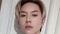 Rafael Tan dulunya dikenal sebagai member boyband ternama Indonesia, SM*SH. Ia juga pernah membintangi serial drama dan menjadi host program acara televisi. Foto: Instagram @rafaell_16