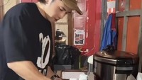 Ternyata, Rafael juga memiliki bisnis kuliner di Garut. Ia menjual menu ayam geprek dengan beragam pilihan sambal maknyus. Foto: Instagram @rafaell_16