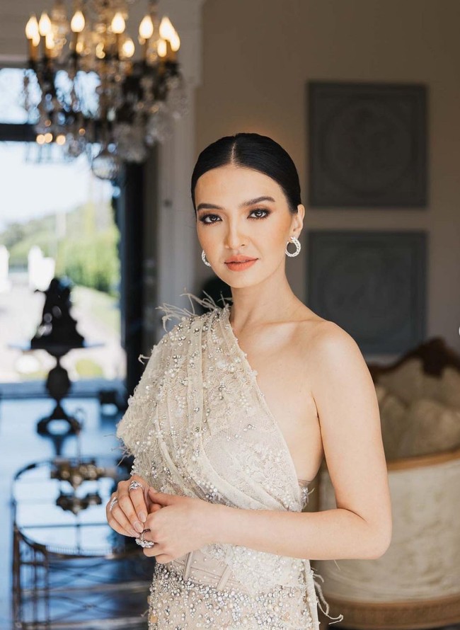 Raline Shah menghadiri amfAR Cannes Gala 2023, sebuah acara tahunan yang merupakan bagian dari Cannes Film Festival. Acara ini diselenggarakan untuk kampanye pencegahan HIV/AIDS. Foto: Instagram/@ralineshah