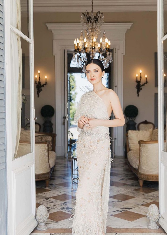 Sentuhan glamor hadir lewat set perhiasan berupa anting berlian bundar serta beberapa cincin statement yang menghiasi jari-jarinya. Foto: Instagram/@ralineshah