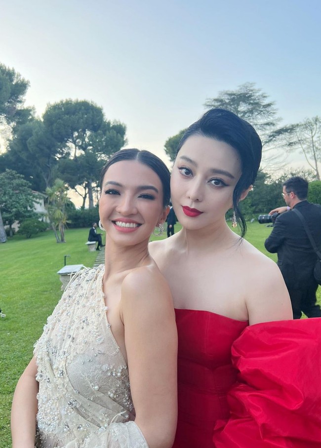 Dalam acara yang digelar pada 25 Mei 2023 tersebut, Raline Shah menyempatkan foto bersama sejumlah artis dunia. Salah satunya aktris asal China, Fan Bingbing. Foto: Instagram/@ralineshah