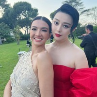 Dalam acara yang digelar pada 25 Mei 2023 tersebut, Raline Shah menyempatkan foto bersama sejumlah artis dunia. Salah satunya aktris asal China, Fan Bingbing. Foto: Instagram/@ralineshah