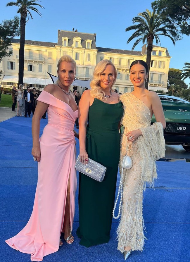 Wanita 38 tahun ini juga berpose bersama bintang film ‘Pitch Perfect’ Rebel Wilson. Foto: Instagram/@ralineshah