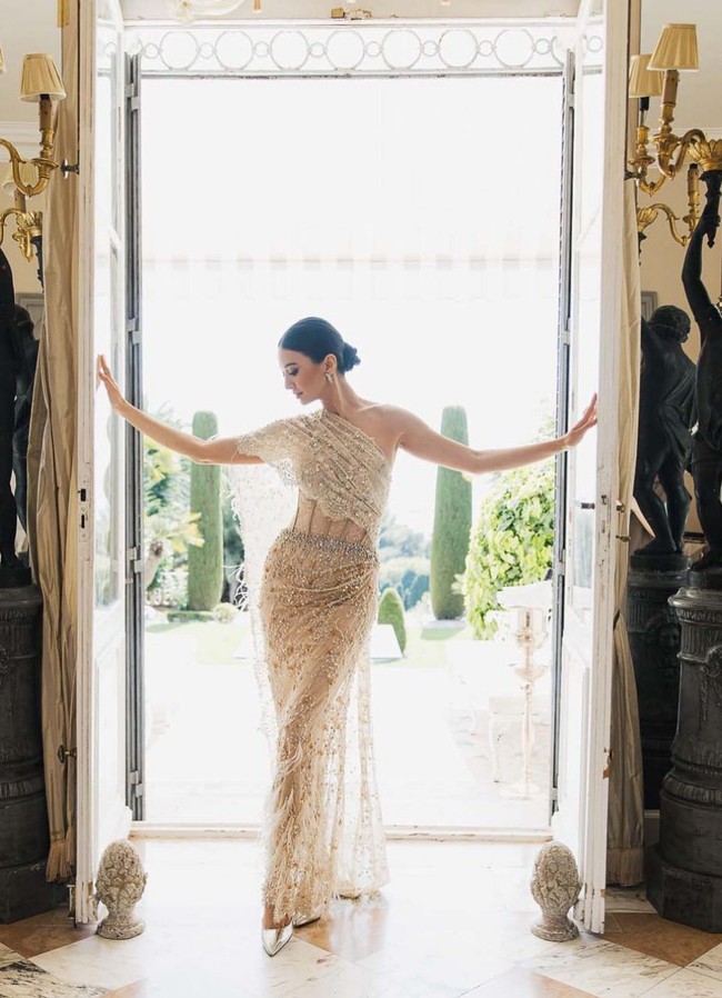 “The cure starts with love 💙#AIDSresearch #amfargala2023 #cannes,” tulis Raline Shah di Instagram. Foto: Instagram/@ralineshah