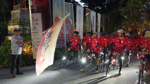 Ratusan pesepeda Brompton saat acara IDC3 Bali International Challenge 2023 di Sanur, Denpasar, Bali, Kamis (1/6/2023). Mereka akan berkeliling Bali selama tiga hari.