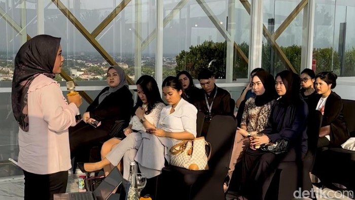 Redaktur detikJabar, Tya Eka Yulianti dalam acara workshop 