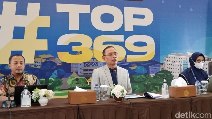 Rektor Unair Prof M Nasih di Gedung Rektorat