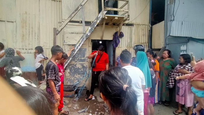 Remaja berinisial FJ (17) di Makassar, Sulawesi Selatan (Sulsel) ditemukan tewas dalam posisi tergantung di kamar mandi rumahnya.