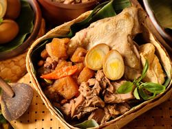 Resep Gudeg Jogja Komplet dengan Lauknya yang Gurih Manisnya Mantap