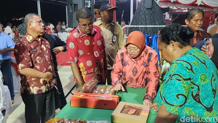 Risma memberikan bantuan kepada warga Bian Numfor, Papua