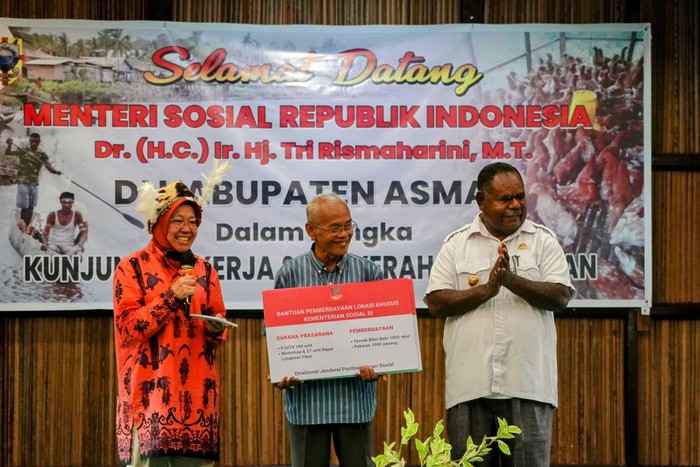 Risma Serahkan Bantuan ke Warga Agats Papua
