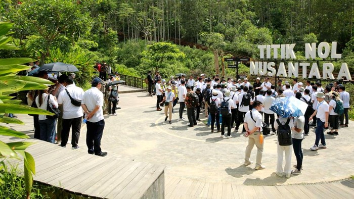 Menteri PUPR Basuki Hadimuljono mengajak 95 orang investor Singapura site visit ke IKN Nusantara pada Rabu (31/5) kemarin. Basuki menunjukkan progres terkini ke para investor.