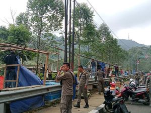 Satpol PP Bogor Tertibkan 100 Bangunan PKL Liar di Puncak