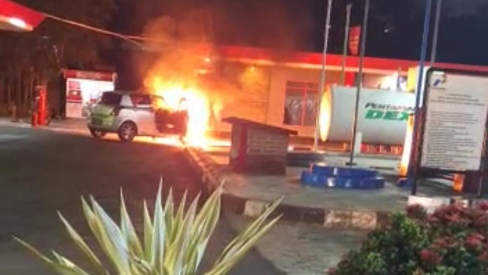 Sebuah mobil tiba-tiba terbakar saat mengantre di SPBU Jalan AH Nasution Kecamatan Mangkubumi Kota Tasikmalaya, kamis (1/6/2023) malam.