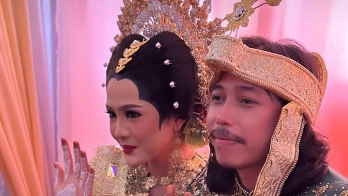 Selebgram Makassar Tumming alias Nur Ichsan Hasyim telah resmi mempersunting gadis asal Malino bernama Nur Ananda.