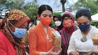 Sebagai ibu Wali Kota, Selvi Ananda aktif menyapa masyarakatnya. Termasuk datang ke berbagai acara untuk mendukung UMKM. Foto: Instagram