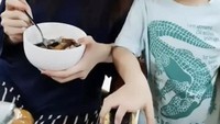 Walaupun sibuk menjadi ibu Wali Kota, Selvi Ananda selalu menyempatkan waktu mengurus anaknya. Saat pagi hari Selvi selalu menyuapi Jan Ethes sebelum beraktivitas. Foto: Instagram