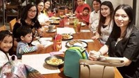 Pada waktu luangnya Selvi juga menyempatkan diri bertemu teman-temannya. Makan malam yang hangat menjadi momen menjalin silaturahmi. Foto: Instagram
