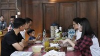 Kehangatan keluarga ini tak pernah luntur. Makan bersama selalu menjadi agenda setiap mereka bertemu. Sekadar makanan sederhana tak masalah selagi makan bersama. Foto: Instagram