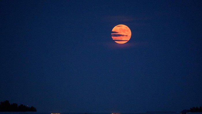 Fenomena Bulan Purnama (Full Moon) akan terjadi pada 3 Juni 2023. Full Moon Juni disebut juga Strawberry Moon. Berikut serba-serbi Bulan Purnama di bulan Juni.