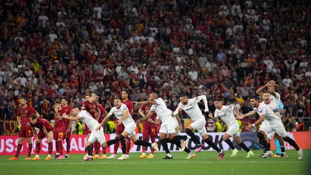 BUDAPEST, HUNGARY - MAY 31: Sevilla FC players celebrate after the team's victory in the penalty shoot out as AS Roma players look dejected during the UEFA Europa League 2022/23 final match between Sevilla FC and AS Roma at Puskas Arena on May 31, 2023 in Budapest, Hungary. (Photo by Alex Caparros - UEFA/UEFA via Getty Images)