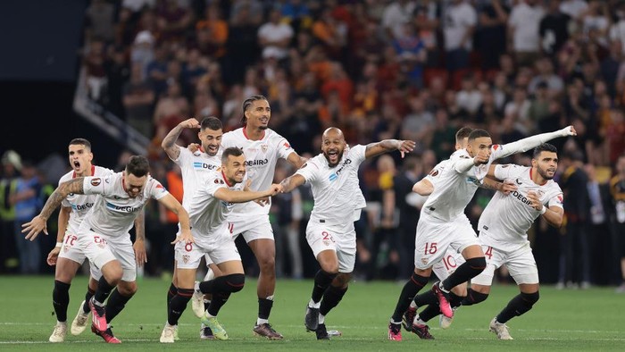 TOPSHOT - Sevillas Argentinian defender Gonzalo Montiel shoots to score the winning goal in the penalty shoot-out during the UEFA Europa League final football match between Sevilla FC and AS Roma at the Puskas Arena in Budapest on May 31, 2023. (Photo by Odd ANDERSEN / AFP) (Photo by ODD ANDERSEN/AFP via Getty Images)