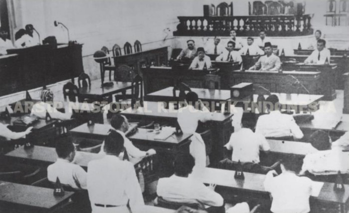 Sidang pertama Badan Penyelidik Usaha-Usaha Persiapan Kemerdekaan Indonesia (BPUPKI) pada 29 Mei-1 Juni 1945 di Gedung Chou Shangi In, yang kini dikenal sebagai Gedung Pancasila.  Sidang ini membahas dasar negara.